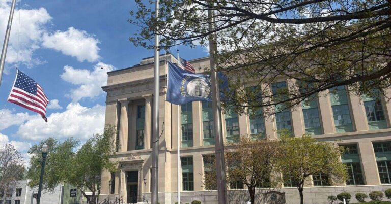 Federal courthouse in Lexington Kentucky with American and Kentucky state flags flying