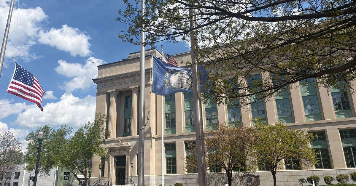 Federal courthouse in Lexington Kentucky with American and Kentucky state flags flying